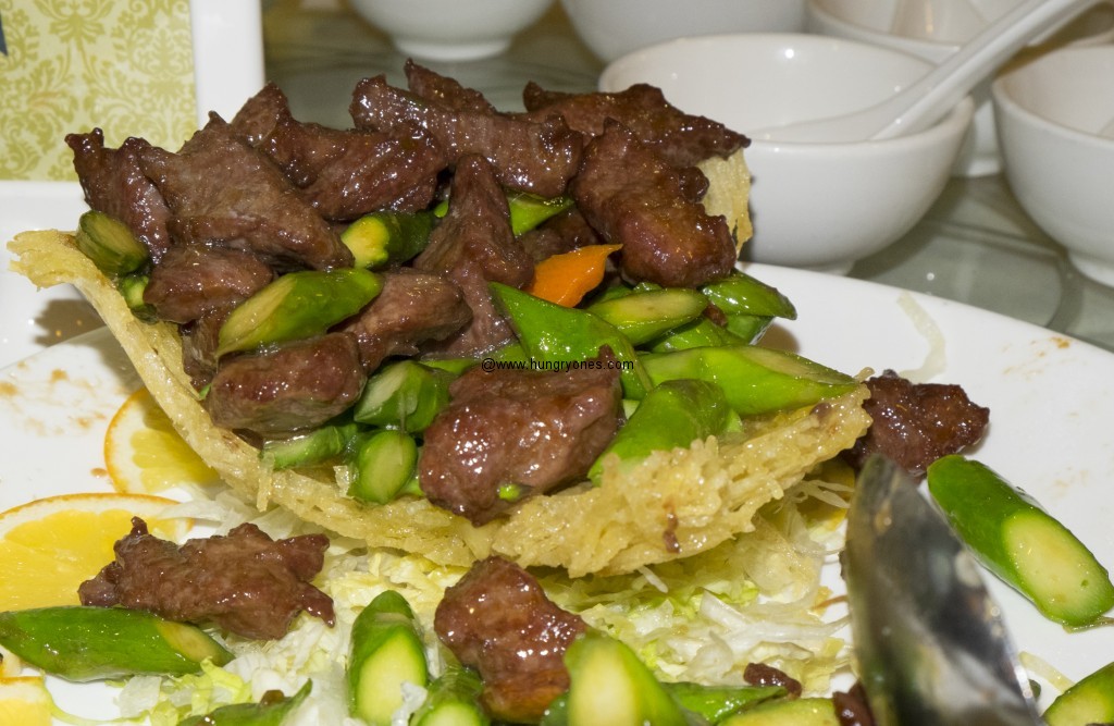 Cubed filet mignon with garlic in bird's nest.