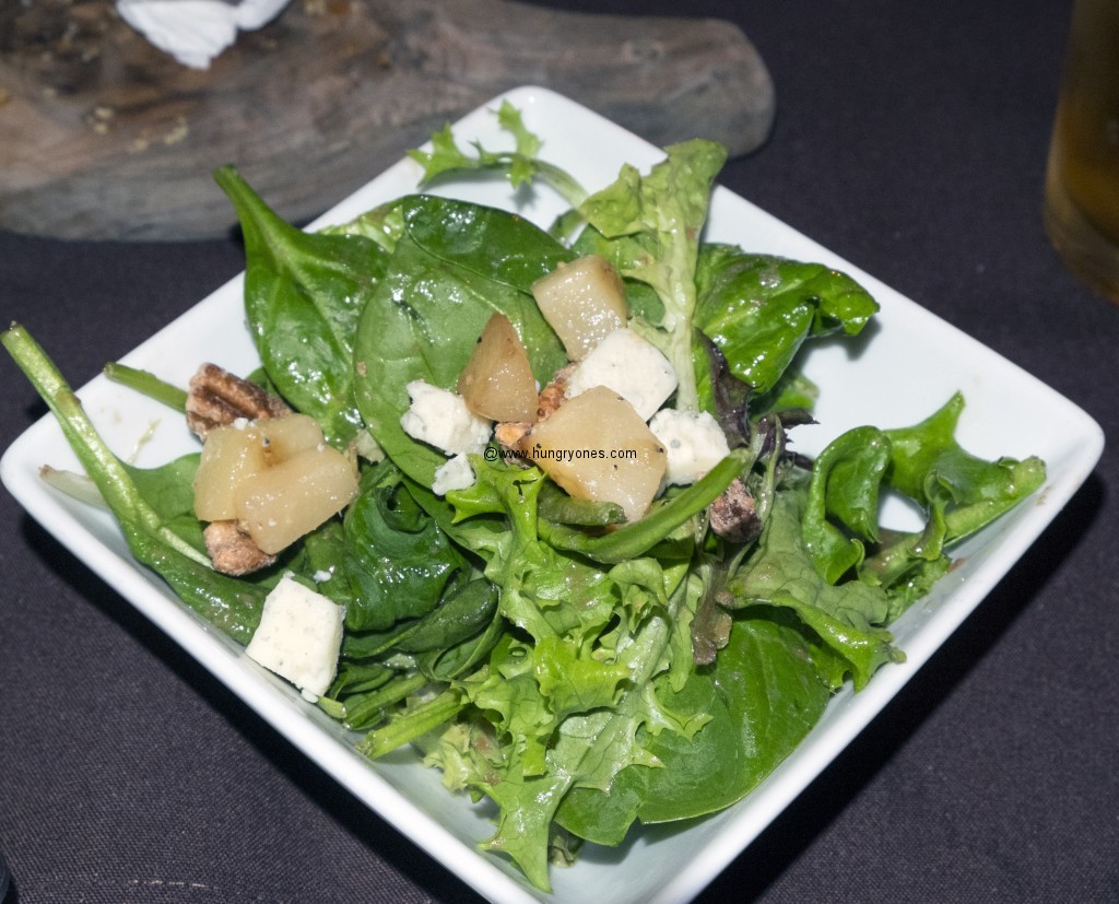 Salad with pears, walnuts and blue cheese crumbles 