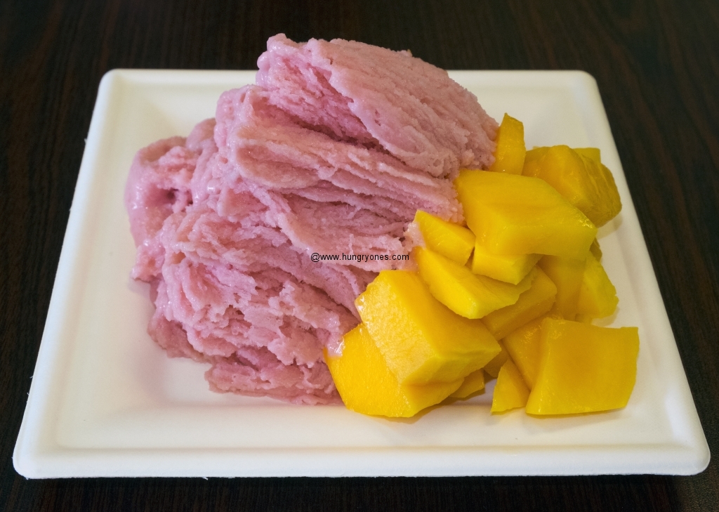 Strawberry shaved snow with mango