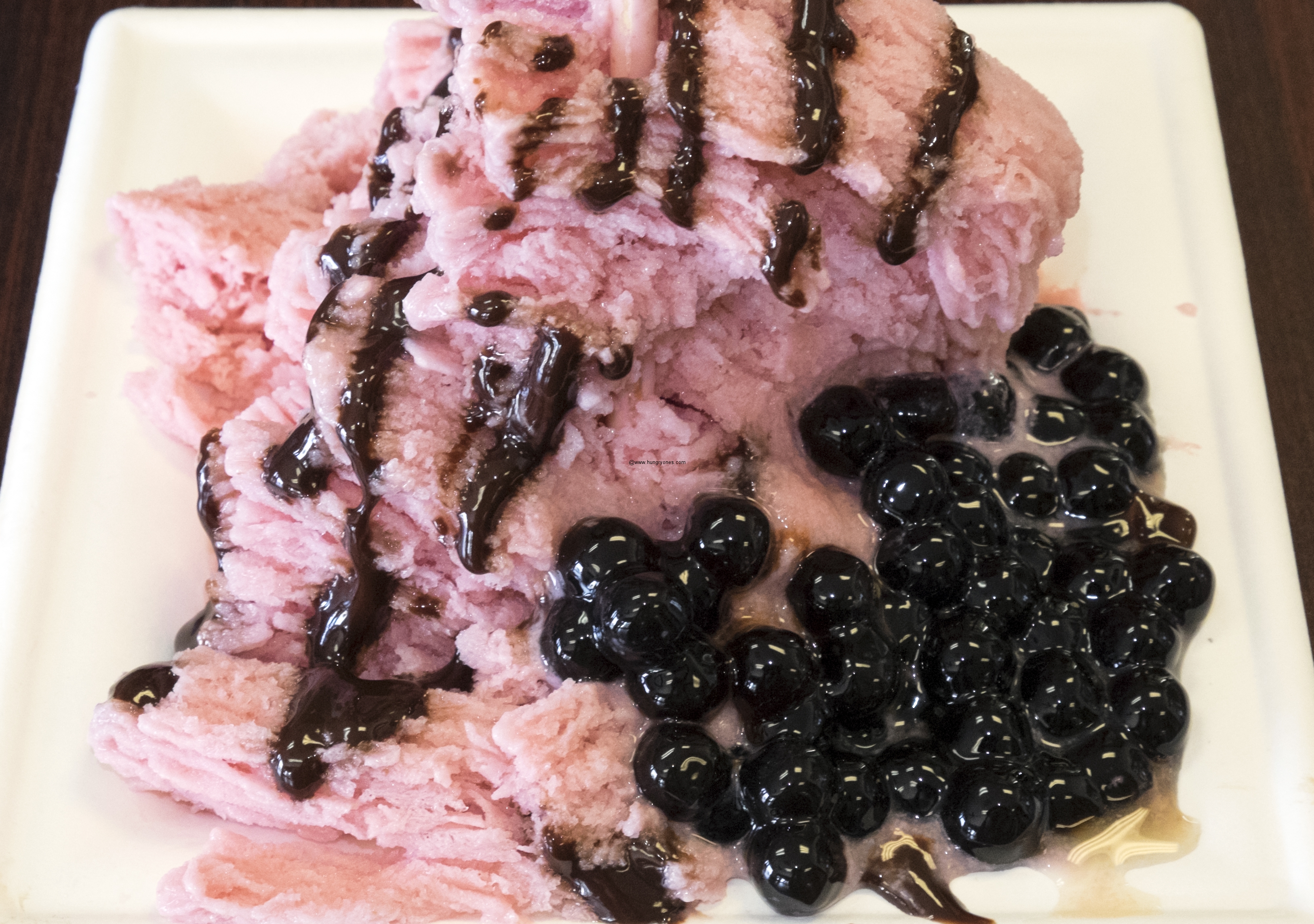 Strawberry snoice with tapioca balls and chocolate syrup
